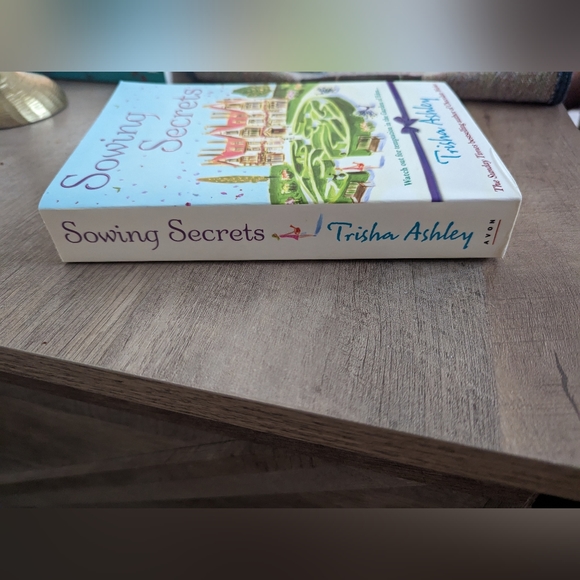 🚨3 for $15🚨 Book: Sowing Secrets by Trisha Ashley - Picture 2 of 3